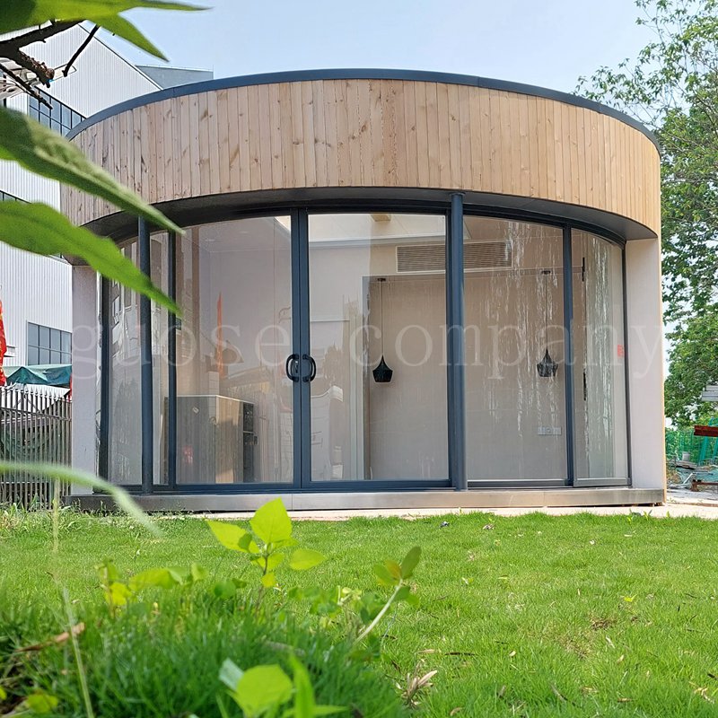 Pequeña casa prefabricada de marco de acero ligero redondo con puerta de vidrio